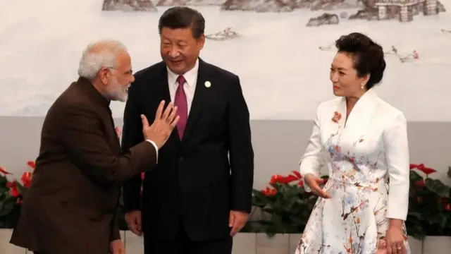 શી જિનપિંગ અને તેમનાં પત્ની સાથે વાત કરી રહેલા વડાપ્રધાન નરેન્દ્ર મોદીનો ફોટોગ્રાફ