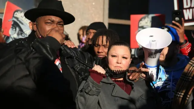 Aubrey Wright, padre de Daunte Wright, y Katie Wright, madre de Daunte Wright, tras el veredicto contra la expolicía Kim Potter.