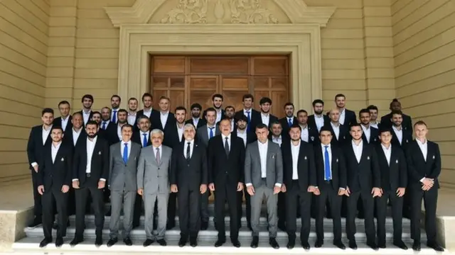 Prezident İlham Əliyev "Qarabağ" futbol klubunun heyətini qəbul edib, president.az saytı yazıb
