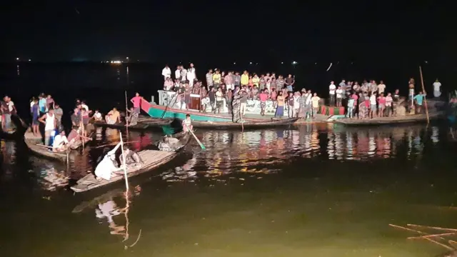 নৌকাডুবির পরপর ফায়ার সার্ভিসের পাশাপাশি স্থানীয় জনতাও উদ্ধার অভিযানে অংশ নেন