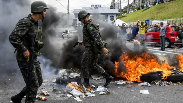 Militares apagam barreirafogo feita por manifestantes