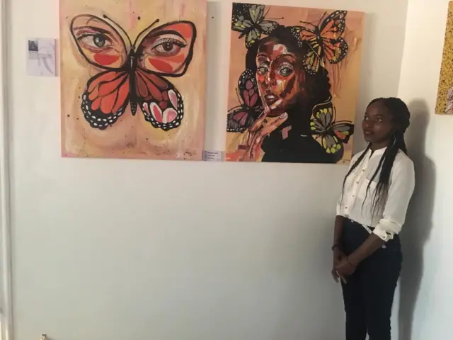 Louise Kanyange imbere y'ibihangano by'ubugeni yashushanyije