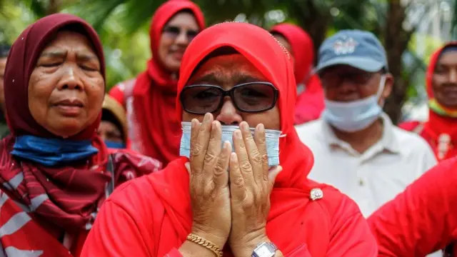 Reaksi para pendukung Najib Razak yang datang ke pengadilan federal.