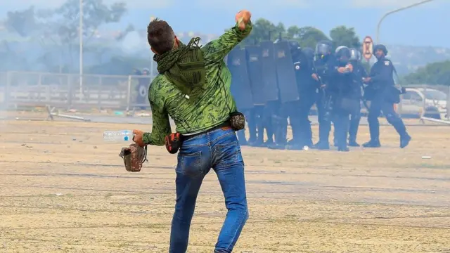 Homem atira objeto contra policiais durante invasãoblaze entrar loginsedes dos três poderesblaze entrar loginBrasília