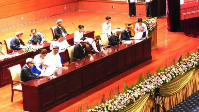 ပြည်ထောင်စု သဘောတူစာချုပ် အစိတ်အပိုင်း ၁ ကိုလက်မှတ်ရေးထိုးနေကြစဉ်