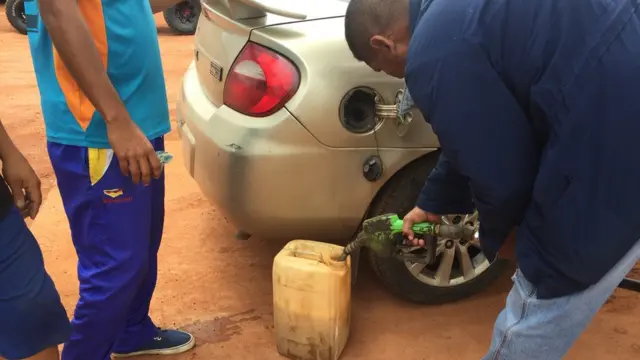 Homem enche galãocomo sacar no luva betgasolina