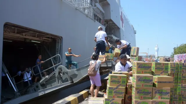Selain menggunakan transportasi udara, bantuan berupa makanan, pakaian, tenda dan sejumlah perlengkapan lainnya dari berbagi organisasi, perorangan dan perusahaan di Bali dikirim menggunakan kapal.