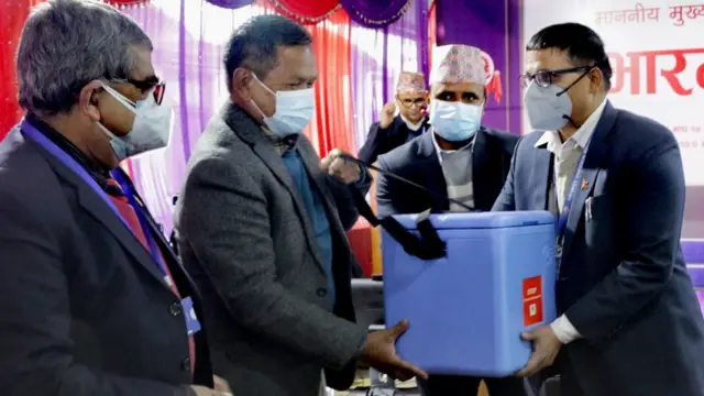 प्रथम चरणको कोभिड–१९ विरुद्धको खोप शुभारम्भ कार्यक्रमअन्तर्गत खोप बाकस स्वास्थ्यकर्मीलाई हस्तान्तरण गर्दै गण्डकी प्रदेशका मुख्यमन्त्री पृथ्वी सुब्बा गुरुङ