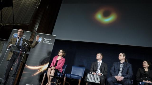 拍摄黑洞的科学家团队在美国举行记者会，公布这张照片。