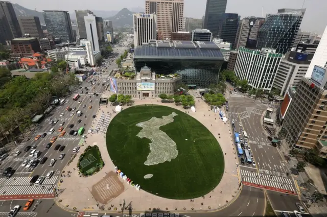 దక్షిణ కొరియా రాజధాని సోల్‌లో సమైక్య కొరియా ఆకృతిలో రూపొందించిన పూల తోట