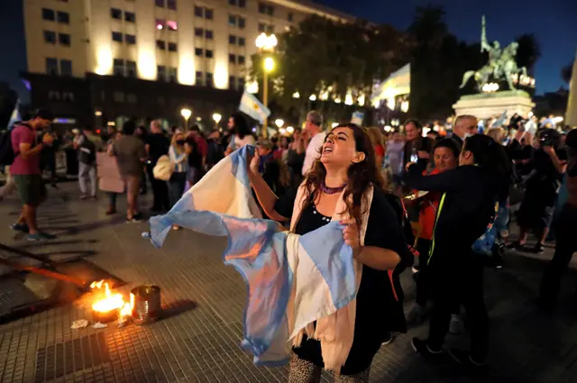Uno de los cacerolazos en Plaza de Mayo, sede de la casa de gobierno, tras el discurso de Fernández por el cierre de los colegios.