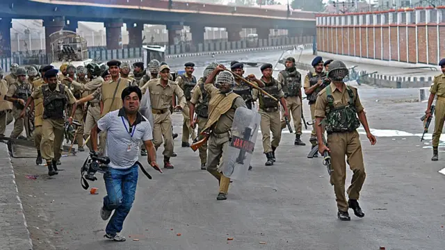 వీడియో జర్నలిస్టుపై భద్రతా సిబ్బంది దాడి