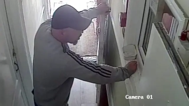 McCann en una imagen de las cámara de circuito cerrado del hotel de Watfrod donde reservó una habitación por dos noches.