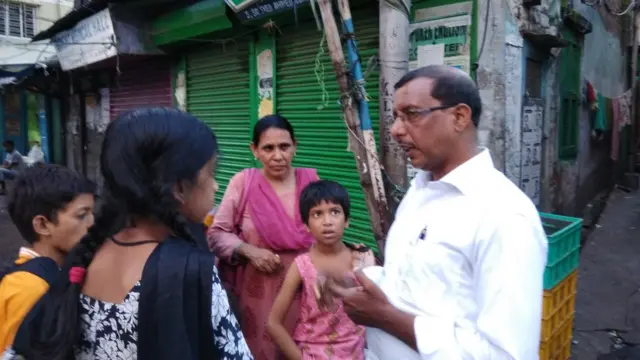 ক্যারাটে শিখতে চেয়ে কয়েকটি বাচ্চা মেয়ে ঘিরে ধরে প্রশিক্ষক এম এ আলিকে