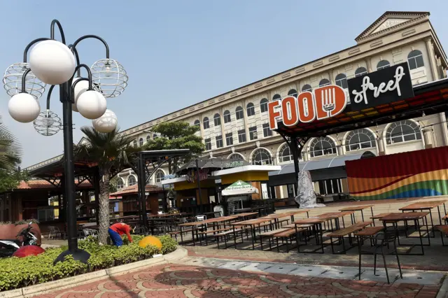 Suasana sejumlah bangunan yang berada di kawasan Pulau D hasil reklamasi, di kawasan pesisir Jakarta.