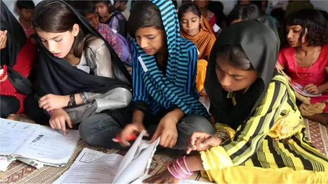 કેટલાક પાઠ્યપુસ્તકોના અંશોમાં જણાવવામાં આવ્યું હતું કે "ઈતિહાસમાં હિંદુઓએ મુસલમાનો પર બહુ અત્યાચાર કર્યો હતો."