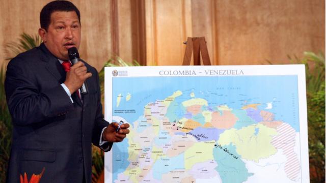 Hugo Chávez frente a un mapa de Venezuela