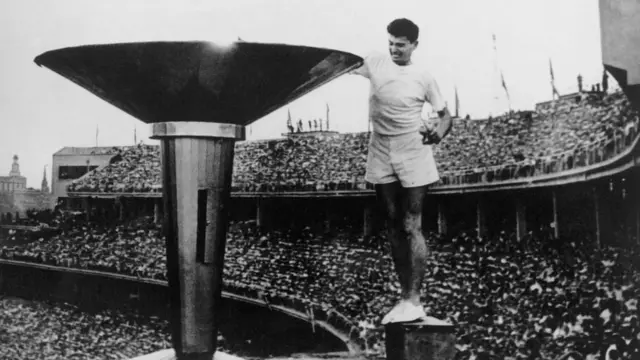 Урочиста церемонія відкриття 17-х Літніх олімпійських ігор у Мельбурні у 1956 році