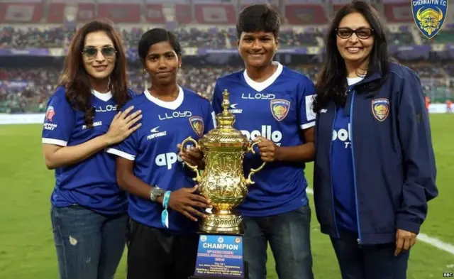 નંદિની તેની ટીમ સાથે