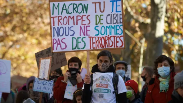 "ماكرون أنت مخطىء، لسنا ارهابيين"، خلال تظاهرة في مدينة تولوز الفرنسية قبل أيام، احتجاجاً على منع التعليم في المنازل