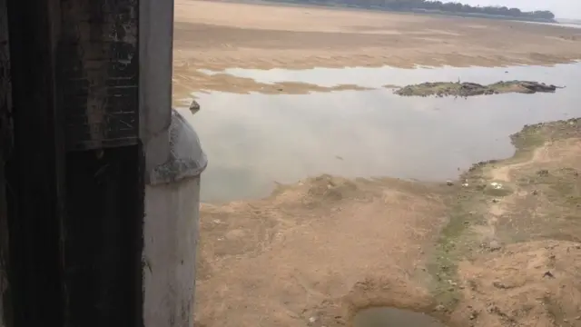 தமிழ்நாட்டின் மிகப் பெரிய ஏரிகளில் ஒன்றான வீராணம் ஏரியை நம்பியிருந்த 48 ஆயிரம் ஏக்கர் நிலங்களில் விவசாயம் செய்த விவசாயிகள் தற்போது பெரும் நெருக்கடியை எதிர்கொண்டிருக்கிறார்கள்.