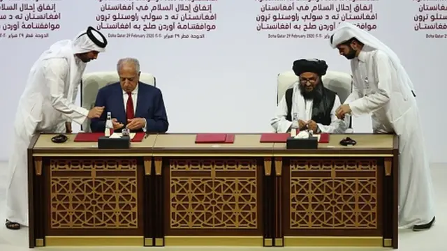 ఒప్పందంపై సంతకాలు చేస్తున్న చర్చల ప్రతినిధులు