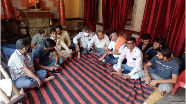 कॉलोनी स्थित मंदिर में बैठक करते समाज के लोग