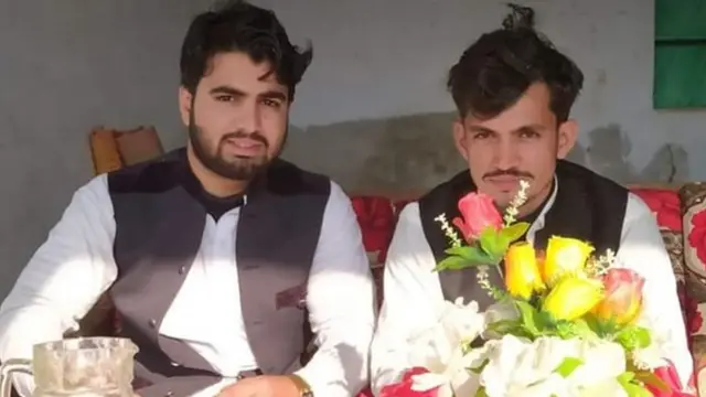 दाईं ओर असद और बाईं ओर फ़ैसल