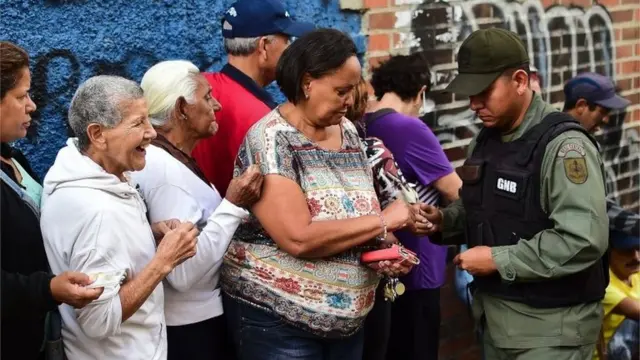 Venezolanos hacen fila frente a un supermercado en Lídice, Caracas, Venezuela, 31 May 2016.
