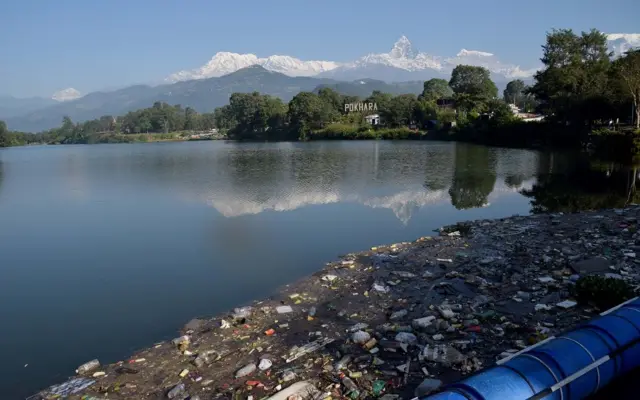 माछापुच्छ्रे पौडिरहेको तालमा फोहोरको डुङ्गुर