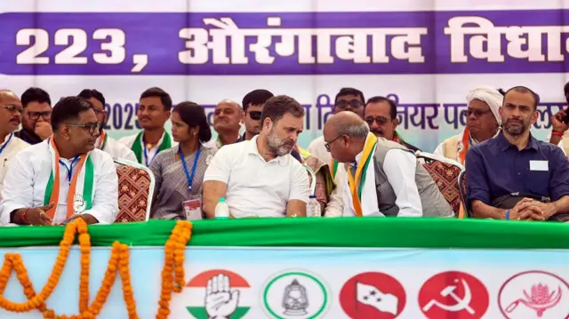 औरंगाबाद में एक चुनाव रैली के दौरान कांग्रेस प्रत्याशी राजेश कुमार के साथ लोकसभा में नेता विपक्ष राहुल गांधी 