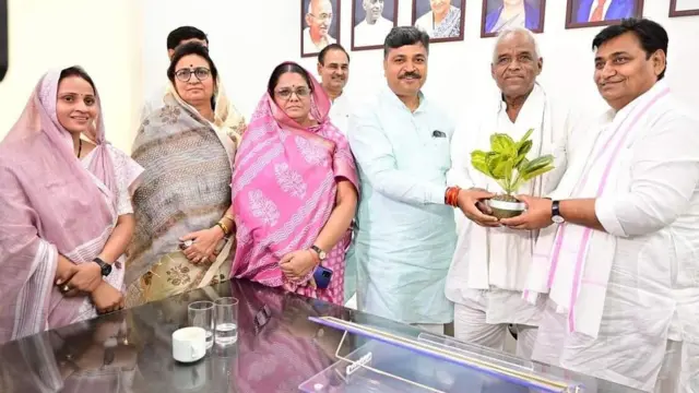 राजस्थान प्रदेश कांग्रेस कमेटी के अध्यक्ष गोविंद सिंह डोटासरा और कांग्रेस के नव निर्वाचित सदस्यों के साथ अमराराम.