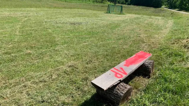 Klupa koju je Mile Bajić napravio sa crvenim oznakama