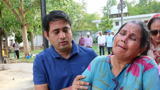 रविवार को त्विषा शर्मा के अंतिम संस्कार के दौरान उनकी मां रेखा शर्मा