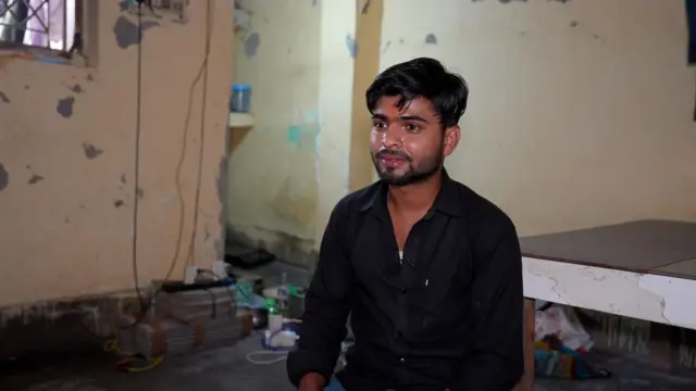 रोहित सिंह एक फ़ैक्ट्री वर्कर हैं, उनसे हम उनके घर जाकर मिले