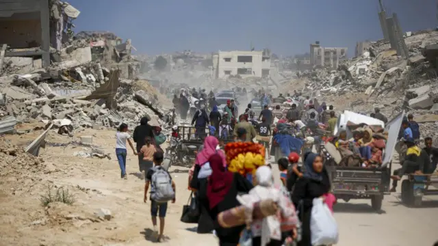 آوارگان فلسطینی در خان یونس در جنوب نوار غزه. اسرائیل می گوید شبه نظامیان حماس در این منطقه حضور دارند و از جمله علیه اسرائیل موشک پراکنی می‌کنند