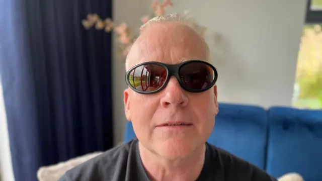 Лоу страждає від синдрому сухого ока та носить сонцезахисні окуляри через чутливість до світла