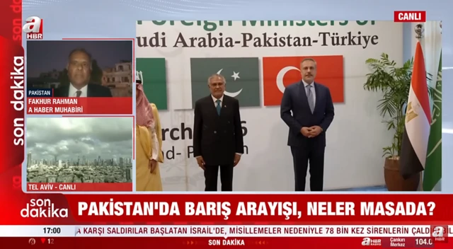 یک شبکه تلویزیونی ترکیه، سه تصویر در آن دیده میشود، تصویر اصلی مربوط به نشستی در اسلامآباد است، وزرای خارجه ترکیه و پاکستان در کنار هم ایستادهاند. دو تصویر کوچکتر در بالا سمت چپ، یک مرد مفسر خبر است و در پایین نمایی از یک شهر ابرآلود
