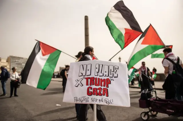 Protesta en Italia en contra del plan de Trump para Gaza.