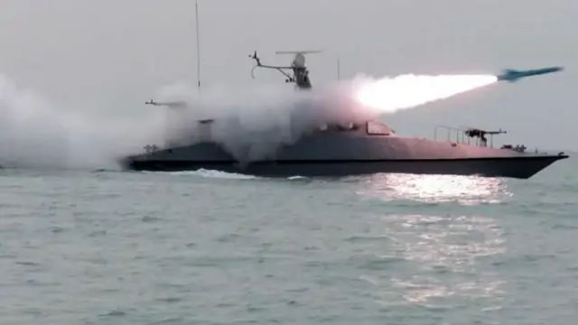 Picha ya mazoezi ya jeshi la wanamaji la IRGC mnamo Februari 16, 2026. Zoezi hilo lilifanyika katika Ghuba ya Uajemi na Mlango wa bahari wa Hormuz.