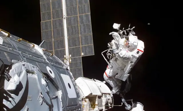 เจอรี รอสส์ และ เจมส์ นิวแมน เชื่อมต่อสองโมดูลแรกของสถานีอวกาศนานาชาติเข้าด้วยกัน