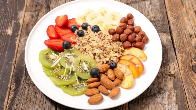 Fibre-filled fruits and vegetables are actually more likely to cause digestive issues තන්තු බහුල පලතුරු සහ එළවළු ඇත්ත වශයෙන්ම ආහාර ජීර්ණ ගැටළු ඇති කිරීමට වැඩි ඉඩක් ඇත.