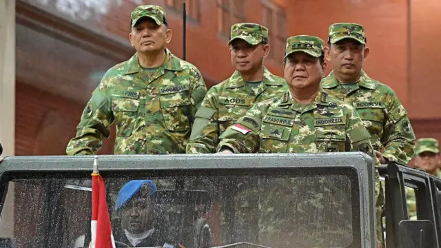 Presiden Prabowo Subianto (ketiga dari kiri) diapit oleh Menteri Pertahanan Sjafrie Sjamsoeddin (kiri), Panglima TNI Jenderal Agus Subiyanto (kedua dari kiri), dan Kapolri Jenderal Polisi Listyo Sigit Prabowo (tengah) di Akademi Militer saat kegiatan pembekalan kabinet di Magelang, Jawa Tengah, Oktober 2024.