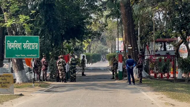 তিনবিঘা করিডোর দিয়ে দহগ্রামে প্রবেশ করতে হয় 