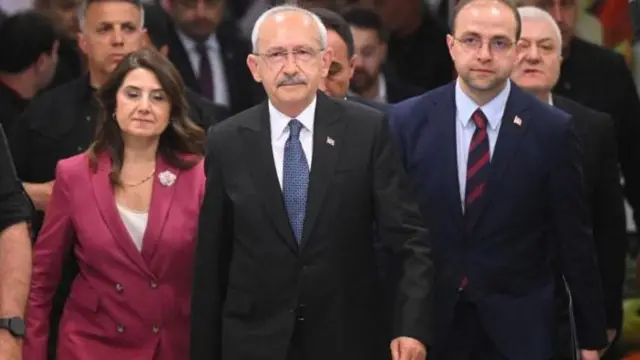 মি. এরদোয়ানের প্রতিদ্বন্দ্বী কেমাল কুলুচদারুলু (মাঝে) এবং তার জোট সঙ্গীরা