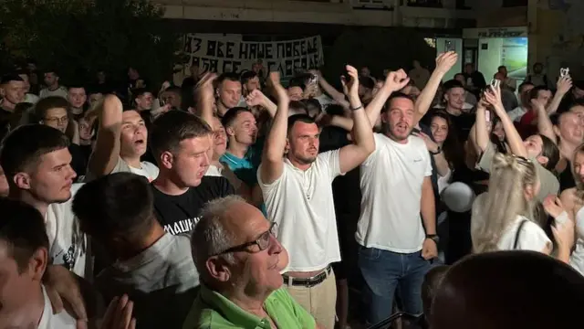 Stanovnici Kosjerića slave ispred štaba liste Ujedinjeni za Kosjerić