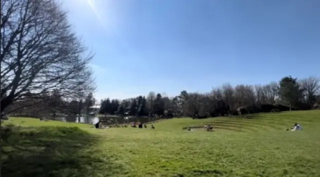 Бас университетинин бакчасы