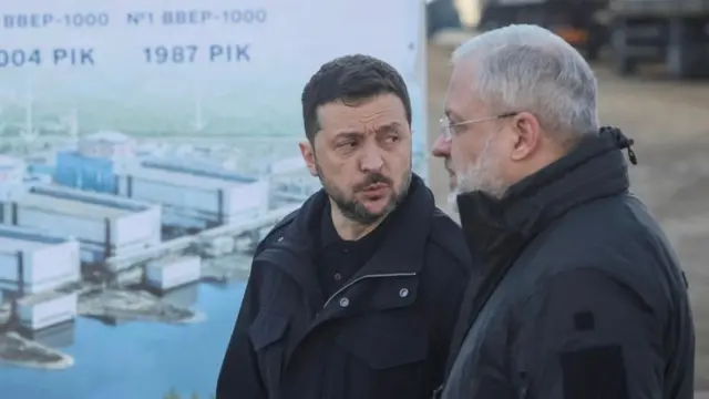 Володимир Зеленський і Герман Галущенко на Хмельницькій АЕС у лютому 2025 року 