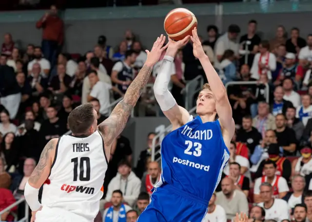 Nemački centar Danijel Tajs (levo) i finski as Lauri Markanen (desno) u duelu