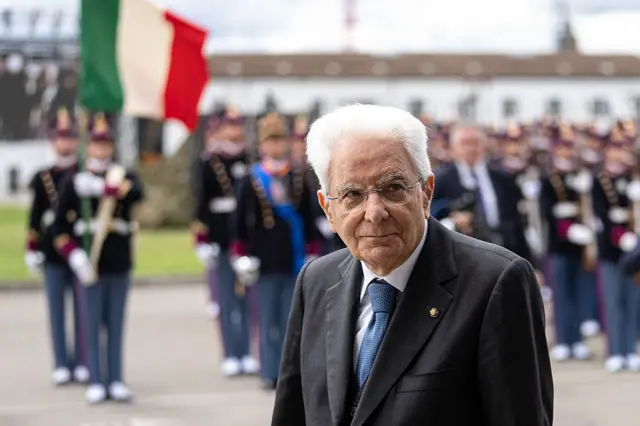 El presidente de Italia, Sergio Mattarella, durante un desfile militar con la bandera italiana.